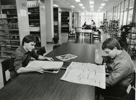 Students in the newspaper area of the library, 1987.