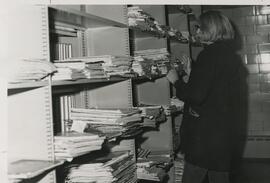 Student looking through library periodicals, 1986.