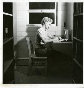 Woman studying in Chalmer Davee Library.