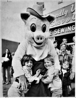 River Falls: events, parades, Shriners, 1975