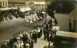 [Circus parade in Ellsworth, Wisconsin]