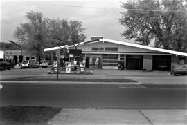 River Falls: Businesses, automotive service stations (gasoline sales), Swede's 76, 1990