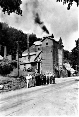 Bay City: Sand company, crew and building, 1937