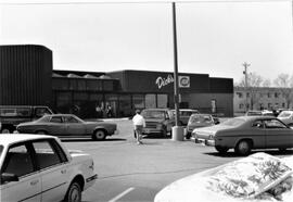 Dick's IGA grocery in River Falls, 1990