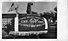 River Falls: events, parade, Shriners, football float, 1976