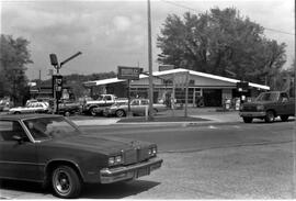 River Falls: Businesses, automotive service stations (gasoline sales), Swede's 76, 1990